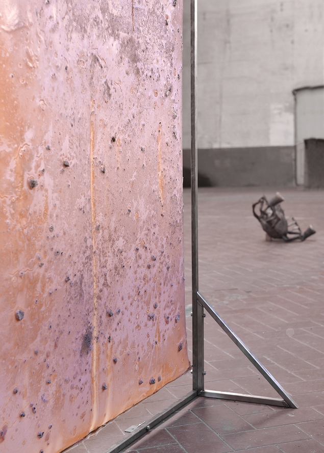 Nicolò Cecchella - Diaframma, 2022, lattice, acciaio inox, terra di scavo archeologico, cm 145,5x95x30